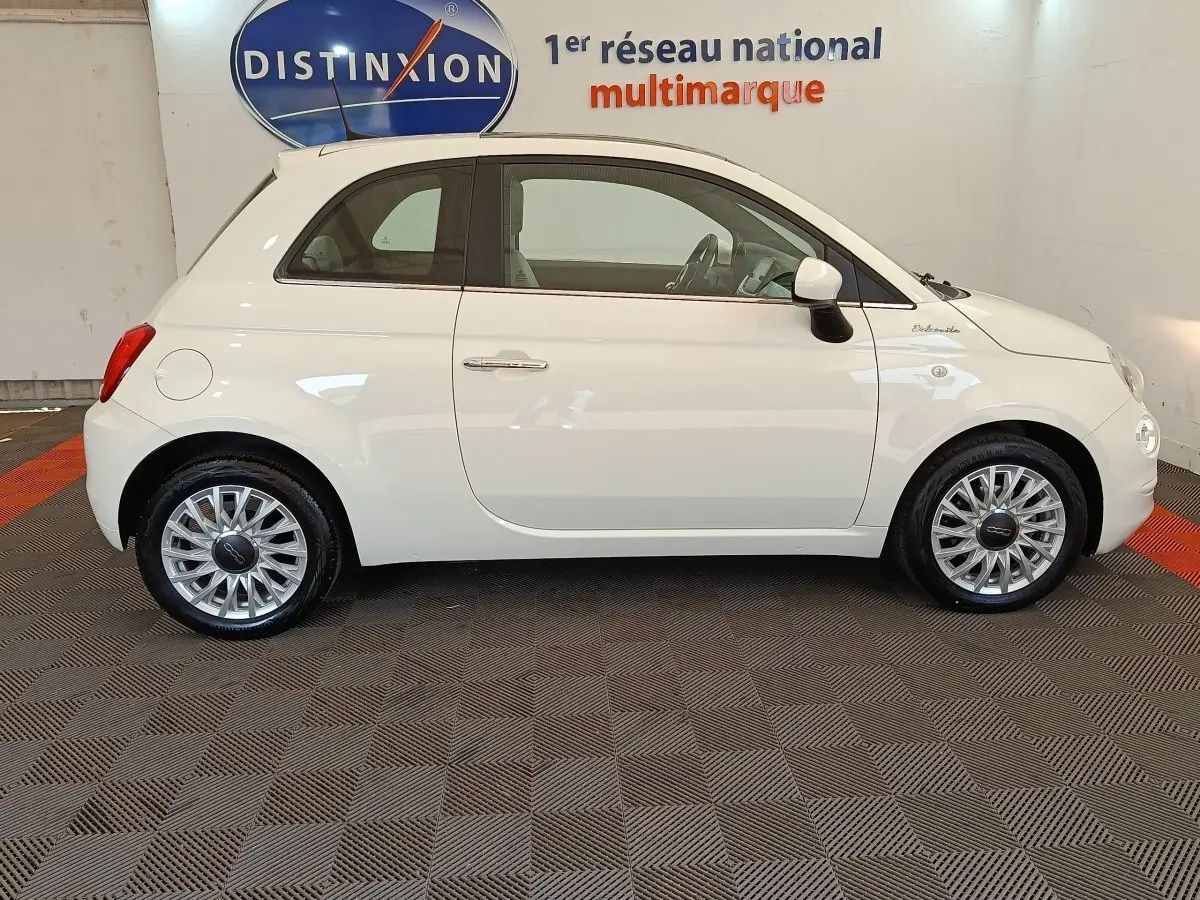 Profil droit d'une FIAT 500 blanche Dolcevita 2022, compacte et élégante, avec jantes alliage distinctives.