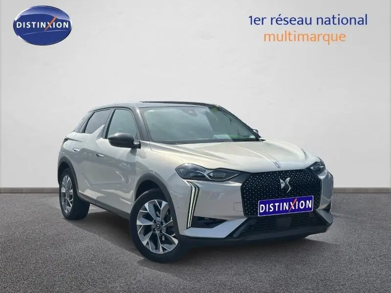 DS3 1.2 PureTech 130ch Esprit Voyage 2024 en Cristal Pearl, vue 3/4 avant avec toit noir et calandre distinctive noire.