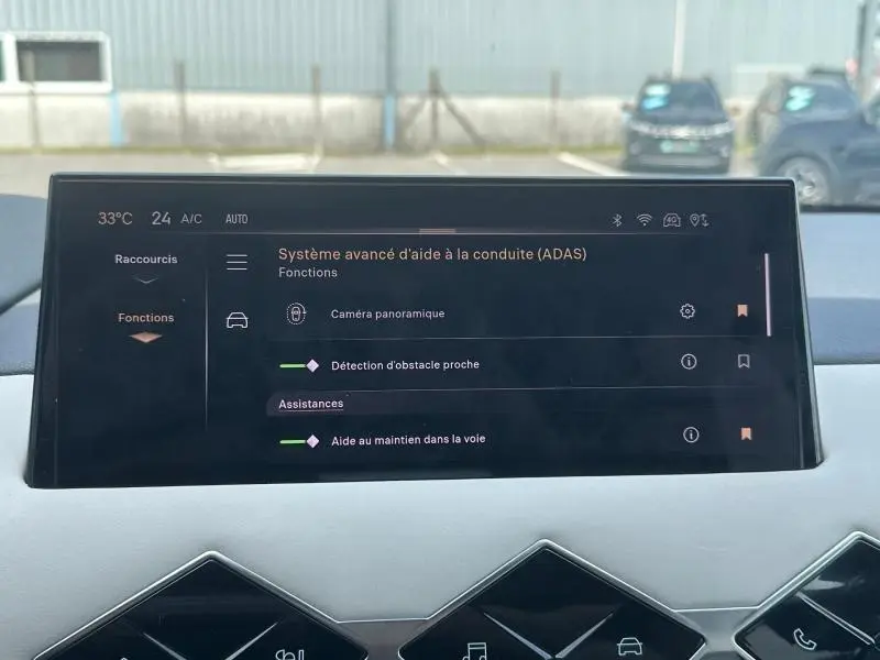 Vue intérieure centrée sur l'écran tactile du système d'aide à la conduite du DS3 1.2 PureTech 2024, affichage clair.