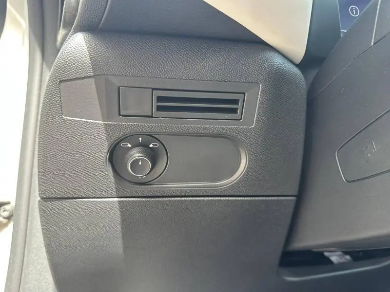 Détail de la commande d'éclairage côté gauche sur tableau de bord noir d'une DS3 2024 Cristal Pearl toit noir.