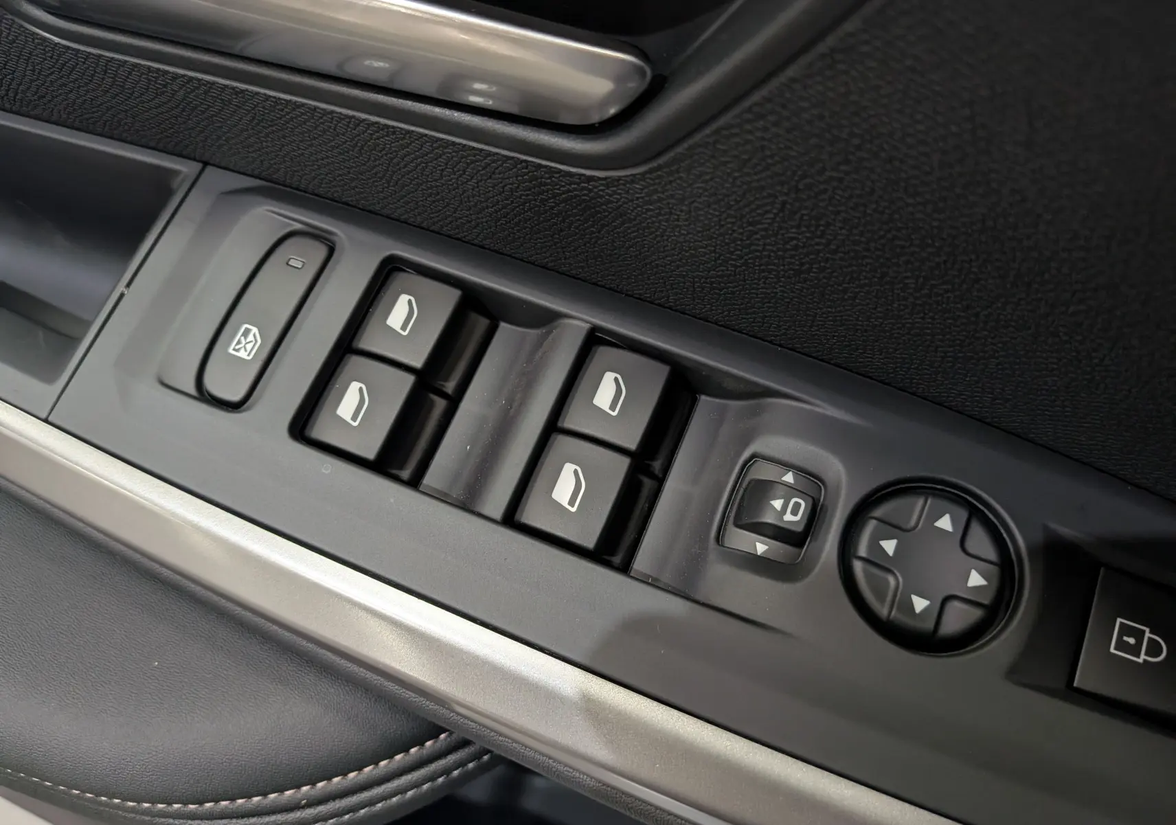 Gros plan sur les commandes de lève-vitres et réglage des rétroviseurs côté gauche d’un Peugeot 3008 Bleu Obsession.