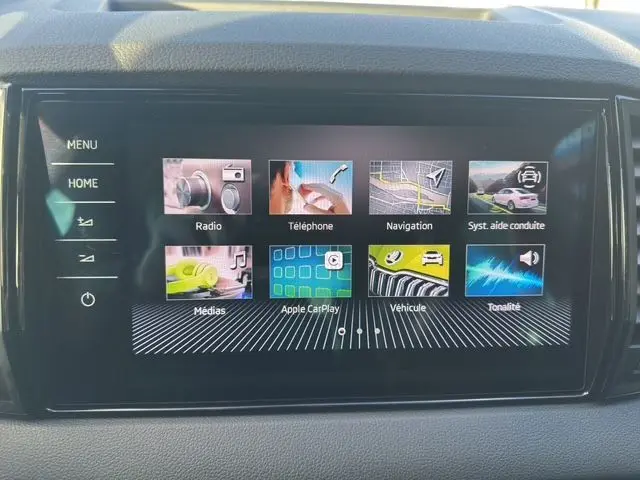 Écran tactile central du Skoda Karoq 2025 affichant le menu multimédia avec options Radio, Navigation et Apple CarPlay.