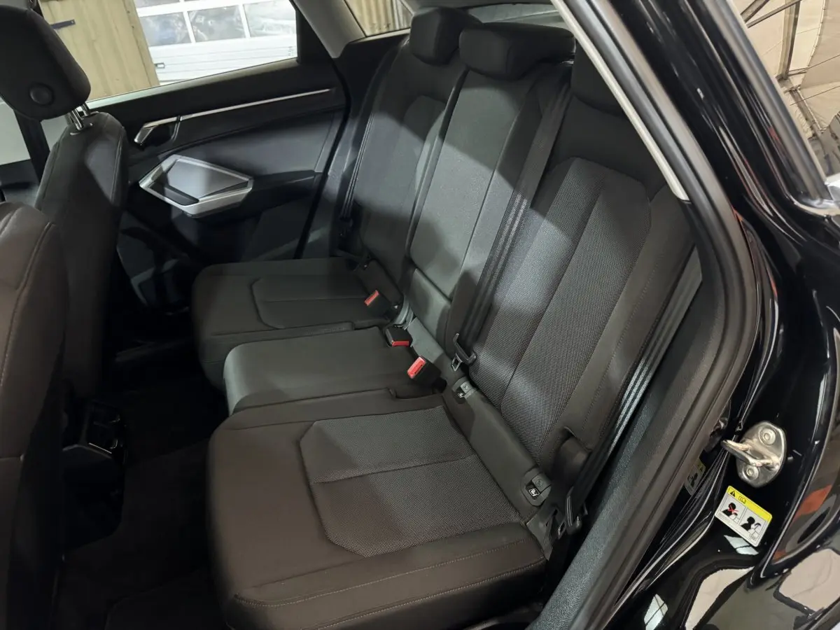 Vue intérieure côté droit des sièges arrière noirs de l'Audi Q3 35 TFSI 150 MHEV Business Line 2022.