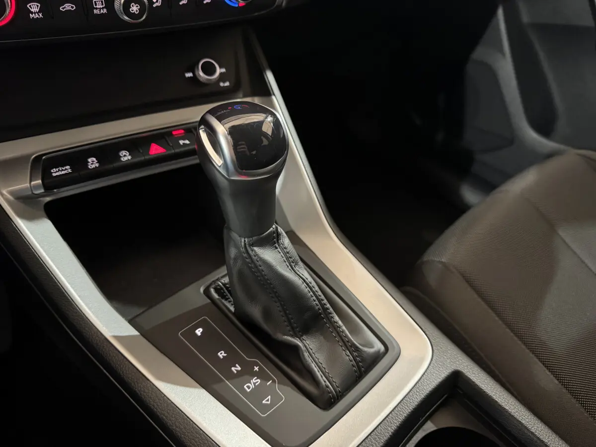 Le levier de vitesse automatique noir de l'Audi Q3 35 TFSI 2022 vu en gros plan côté passager.