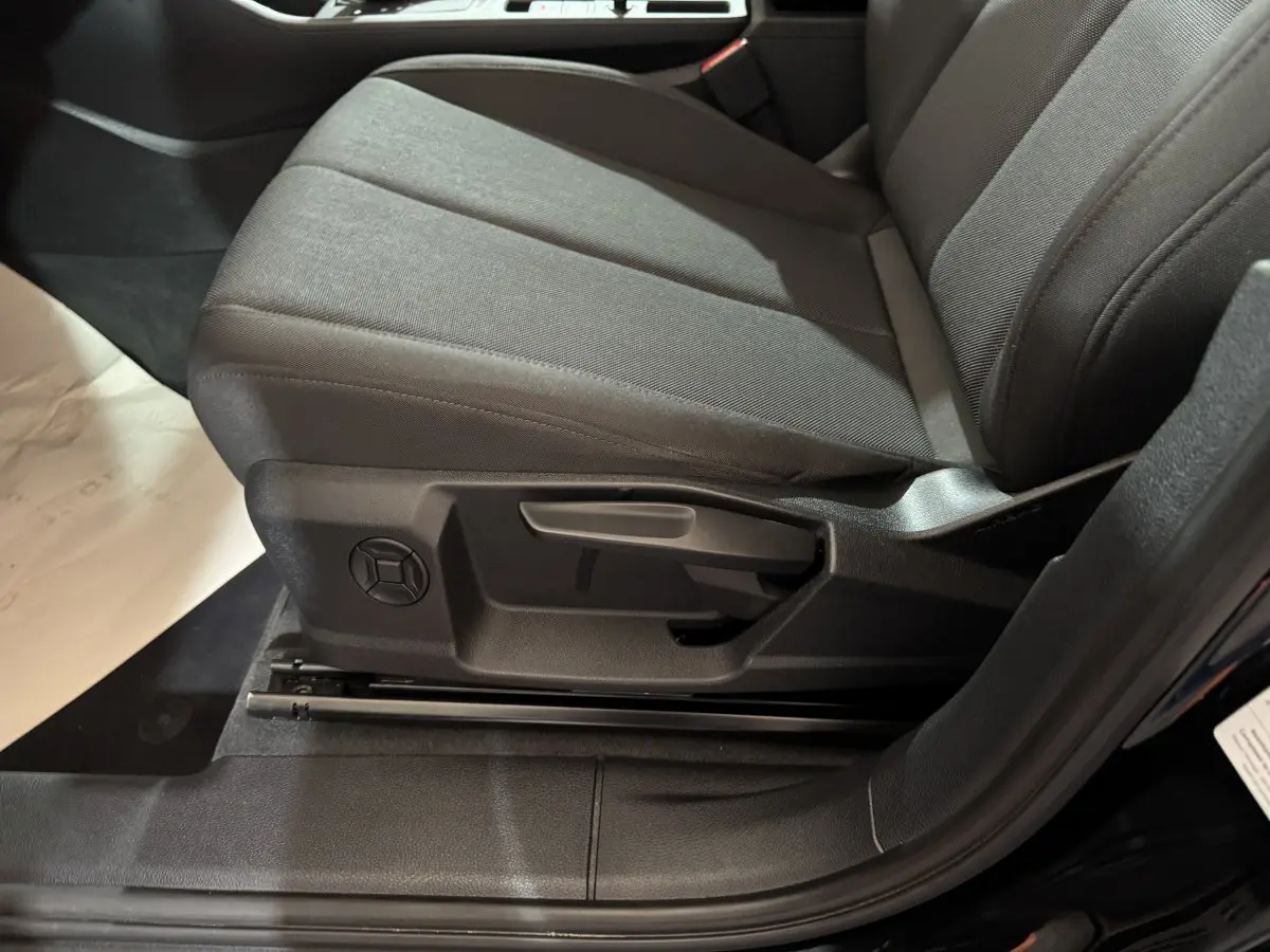 Gros plan sur le siège avant gauche noir de l'Audi Q3 35 TFSI 150 MHEV Business Line 2022, intérieur sobre.