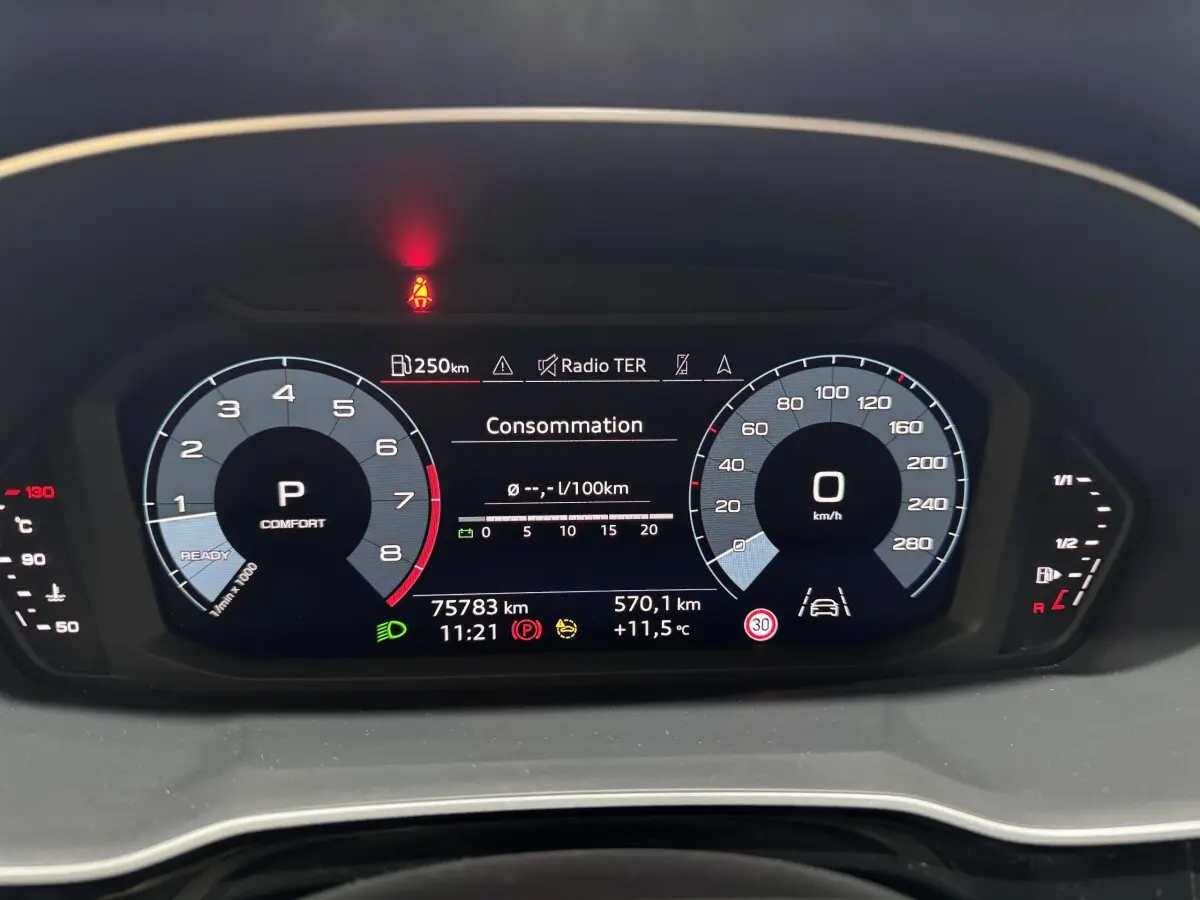 Tableau de bord numérique de l'Audi Q3 35 TFSI 2022 affichant la consommation et les compteurs en vue frontale.