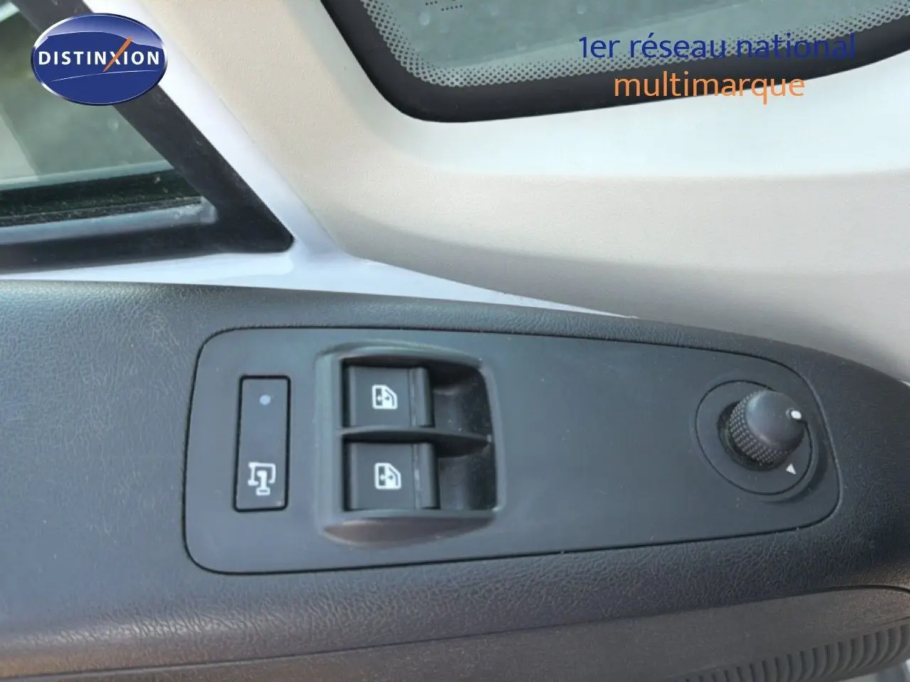 Détail des commandes de lève-vitres et réglage des rétroviseurs sur la porte côté gauche d’un Opel Movano Fourgon blanc.