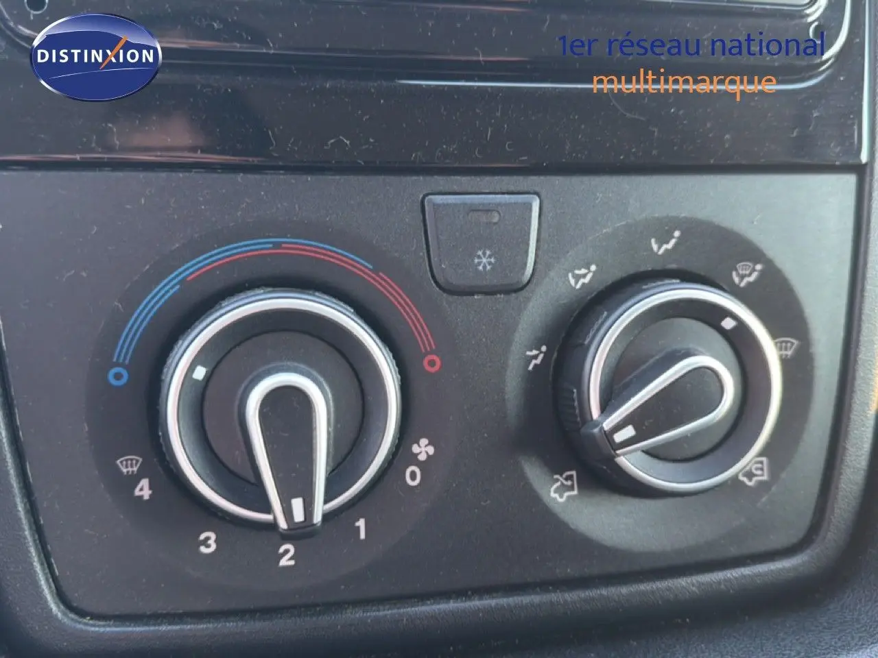 Gros plan sur les commandes de climatisation du tableau de bord de l'Opel Movano Fourgon blanc 2023.