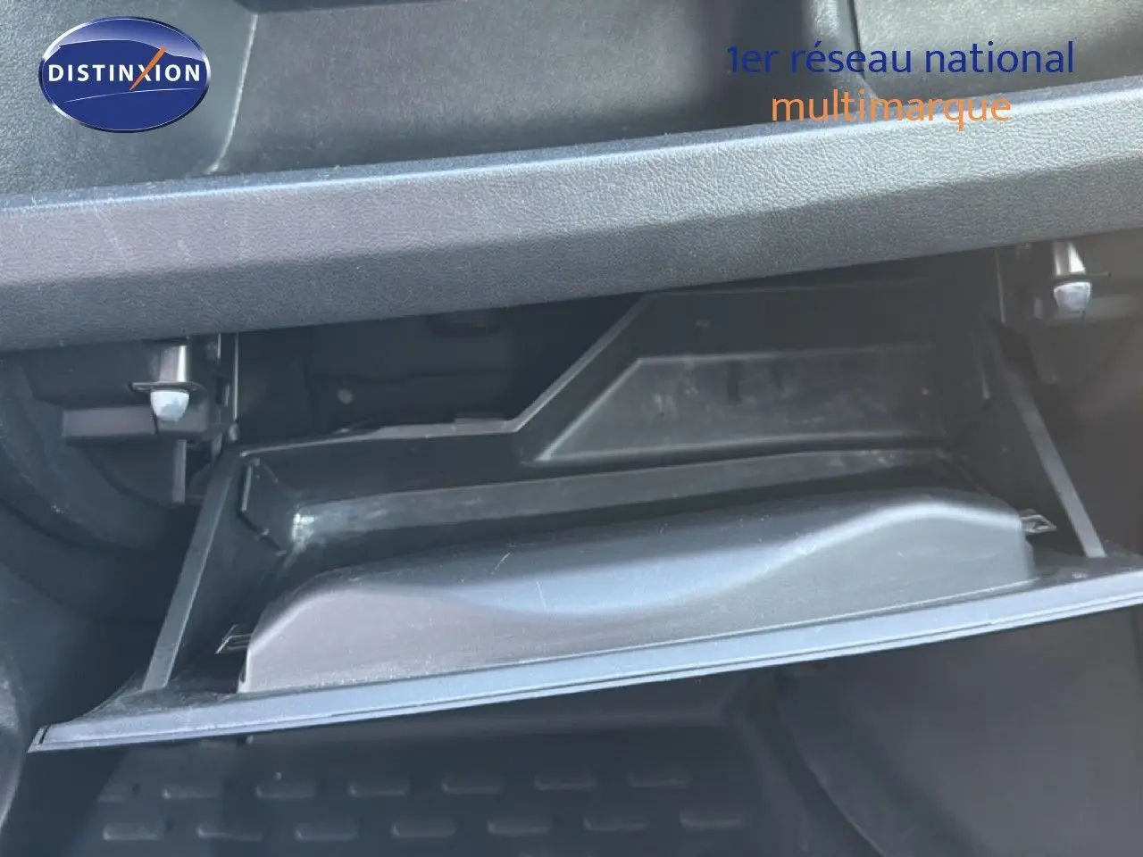 Intérieur du coffre à gants ouvert de l’Opel Movano Fourgon blanc, vue rapprochée sur le compartiment de rangement.