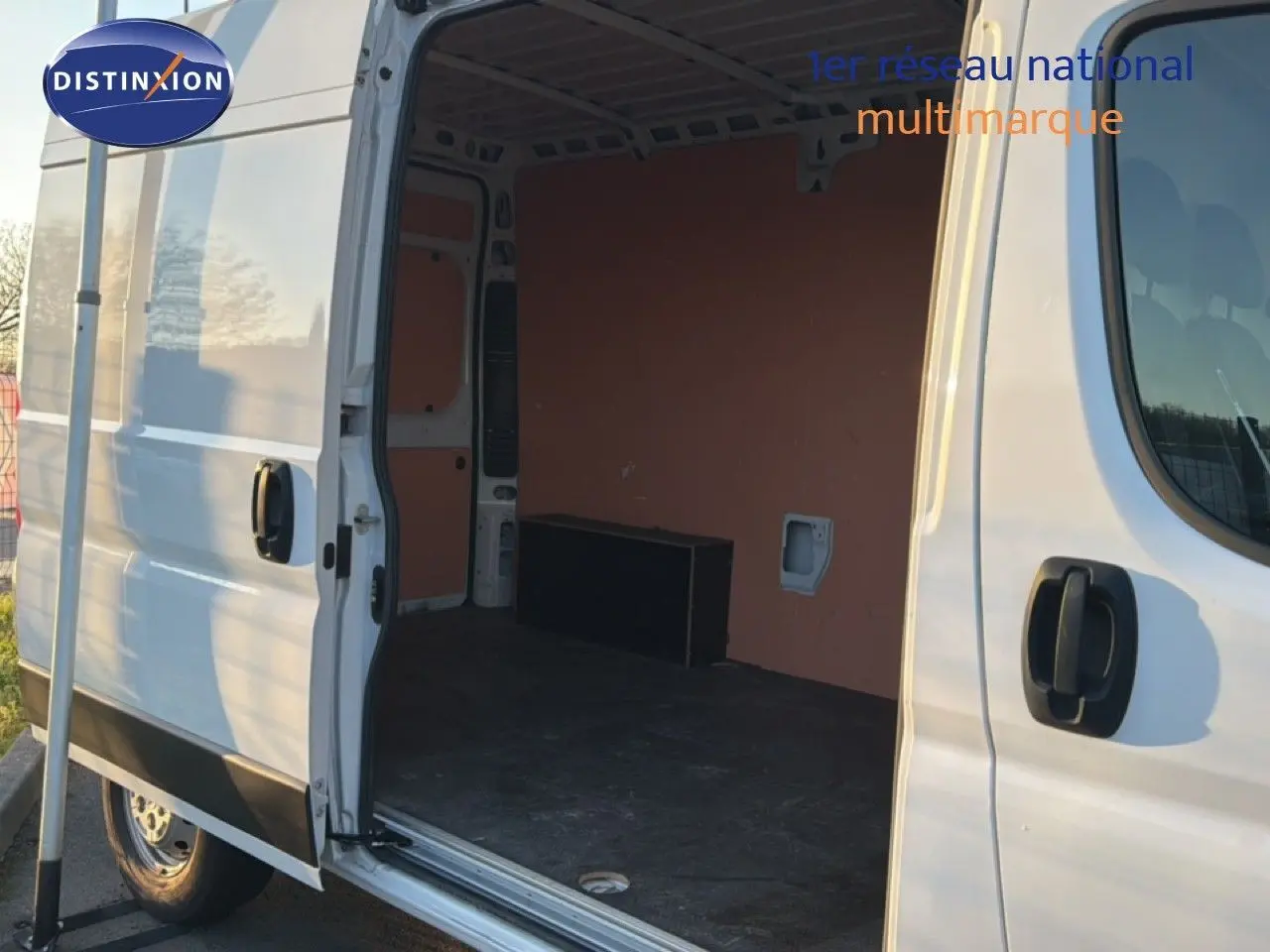Vue latérale droite d’un Opel Movano Fourgon blanc Icy 2023 avec porte coulissante ouverte montrant l’intérieur vide.