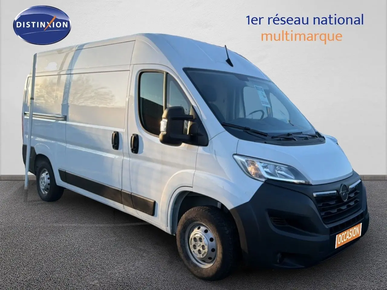 Opel Movano Fourgon blanc icy en 3/4 avant droit, grand volume avec pare-chocs noir et jantes acier simples.