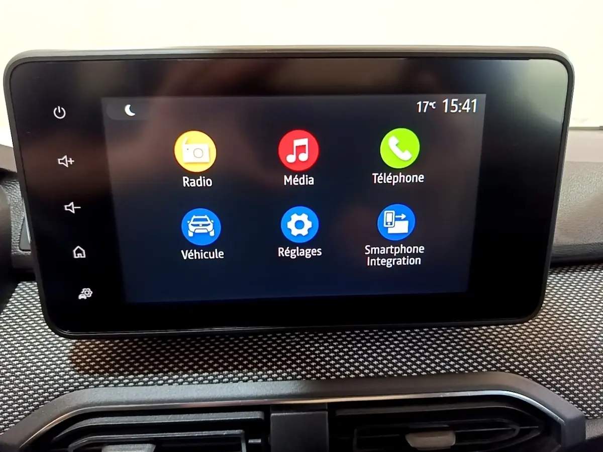 Écran tactile central de la Dacia Sandero Confort TCe 90 2022 affichant les options radio, média, téléphone et réglages.