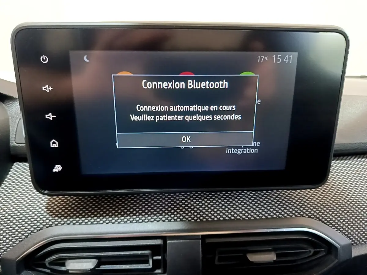 Écran tactile central du tableau de bord d'une Dacia Sandero 2022 affichant une connexion Bluetooth en cours.