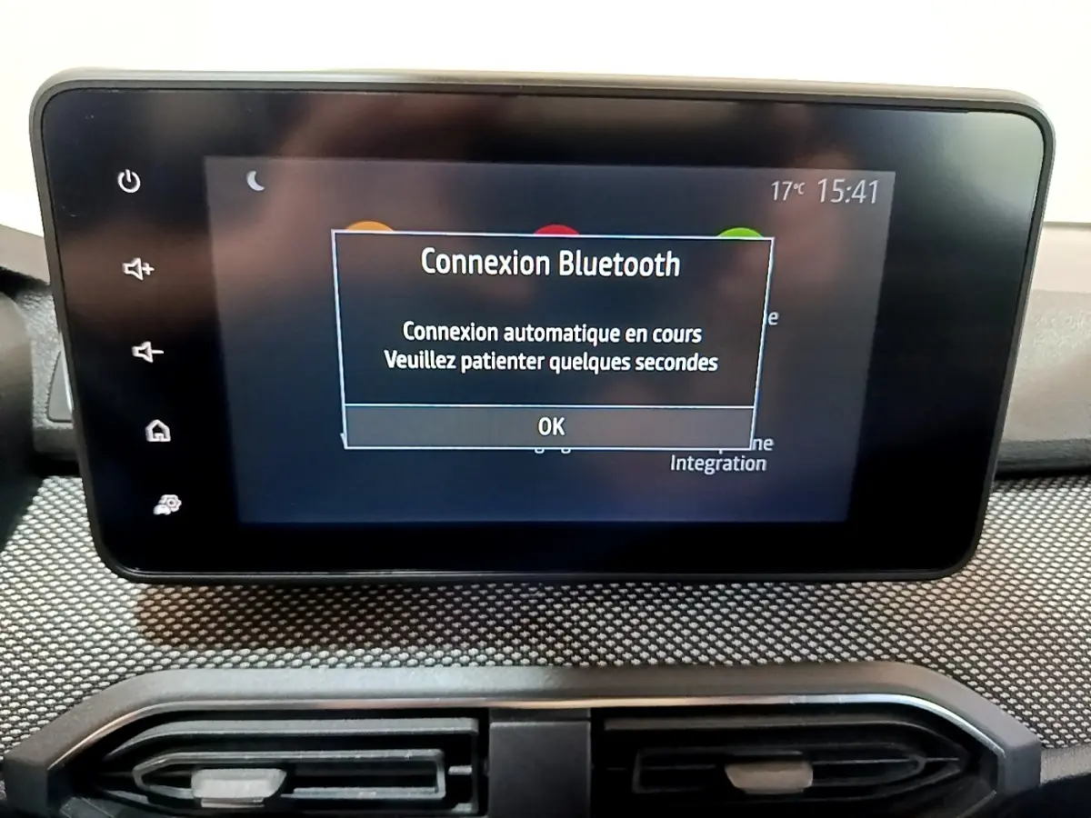 Écran tactile central de la Dacia Sandero blanc 2022 affichant une connexion Bluetooth en cours.