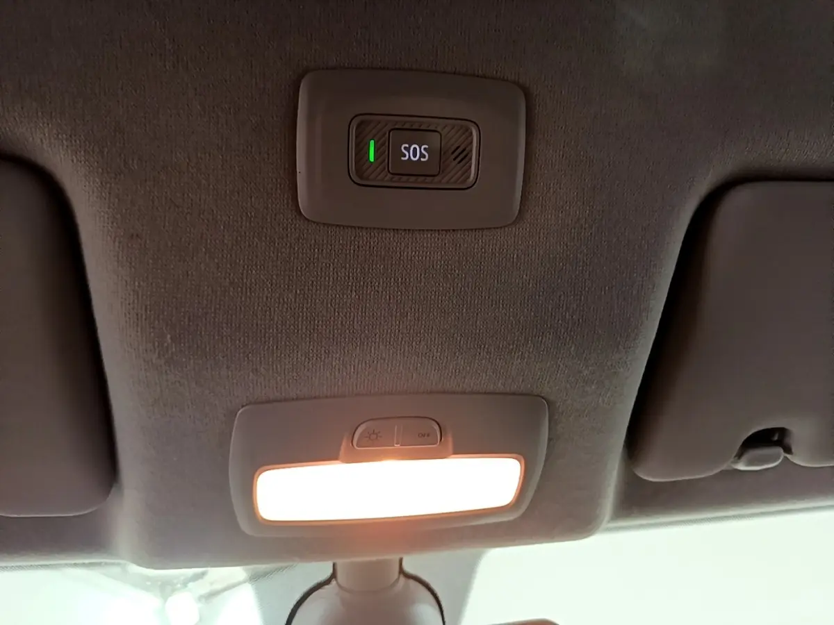 Détail du plafonnier intérieur avec bouton SOS et lumière allumée dans une Dacia Sandero Confort TCe 90 2022.