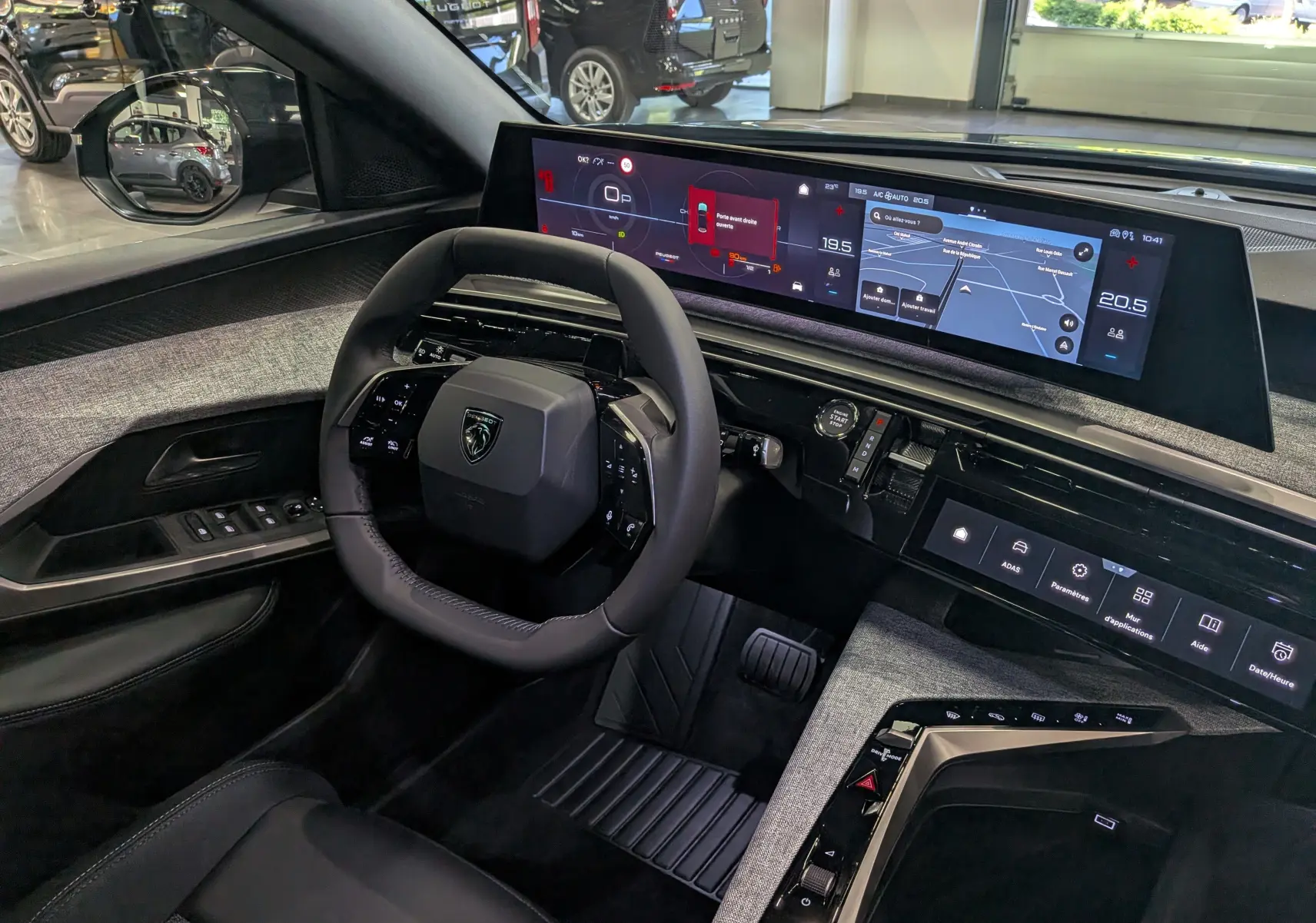 Vue intérieure côté conducteur du Peugeot 3008 Hybrid 145 en finition Allure, avec tableau de bord numérique et volant compact.