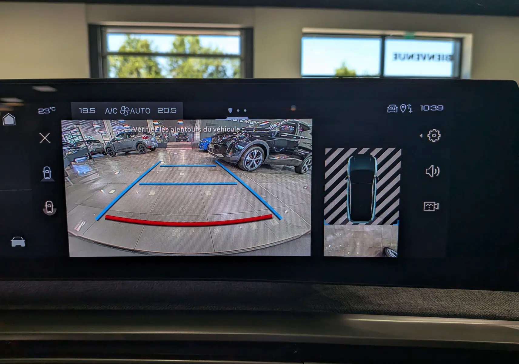 Écran intérieur montrant la caméra de recul et l’aide au stationnement du Peugeot 3008 Hybrid Bleu Obsession en vue arrière.