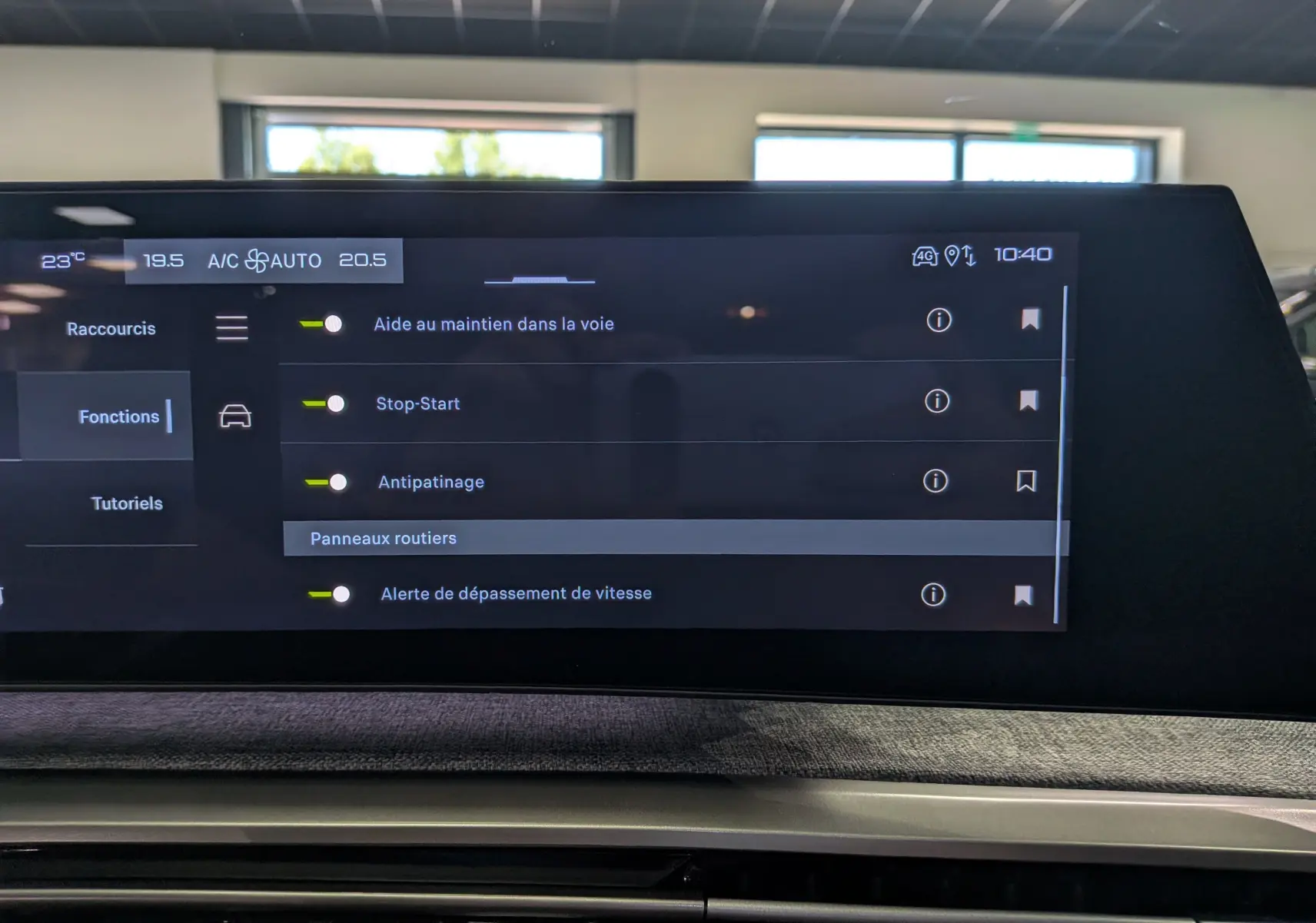 Écran tactile central du Peugeot 3008 Hybrid 145 CH e-DCS6 Allure, affichant les options d’aide à la conduite.