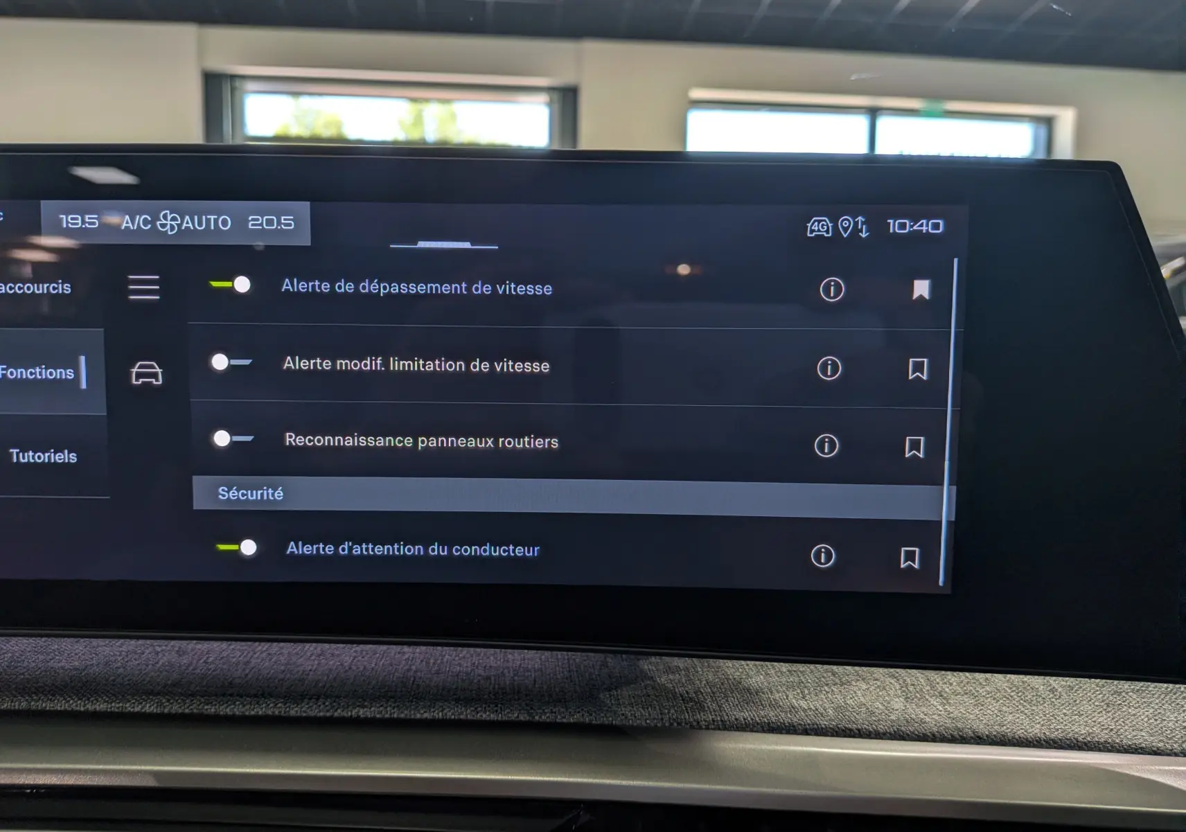 Écran tactile intérieur du Peugeot 3008 Hybrid 145 en finition Allure, affichant les réglages d'alerte de sécurité.