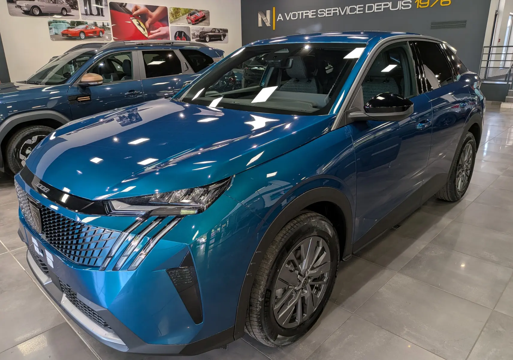 Peugeot 3008 Hybrid 145 ch en Bleu Obsession, vue 3/4 avant droit dans un showroom lumineux.