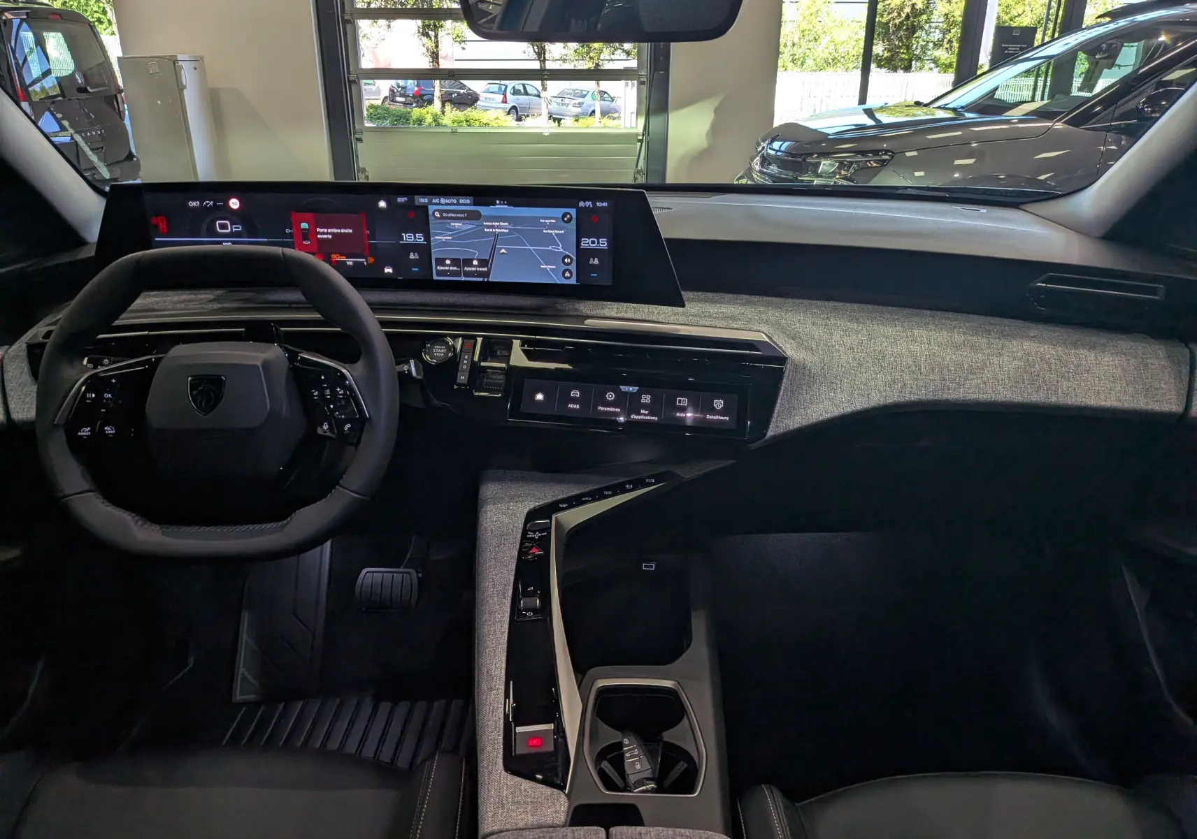 Vue intérieure du tableau de bord et volant du Peugeot 3008 Hybrid 145 CH e-DCS6 Allure avec écran numérique panoramique.