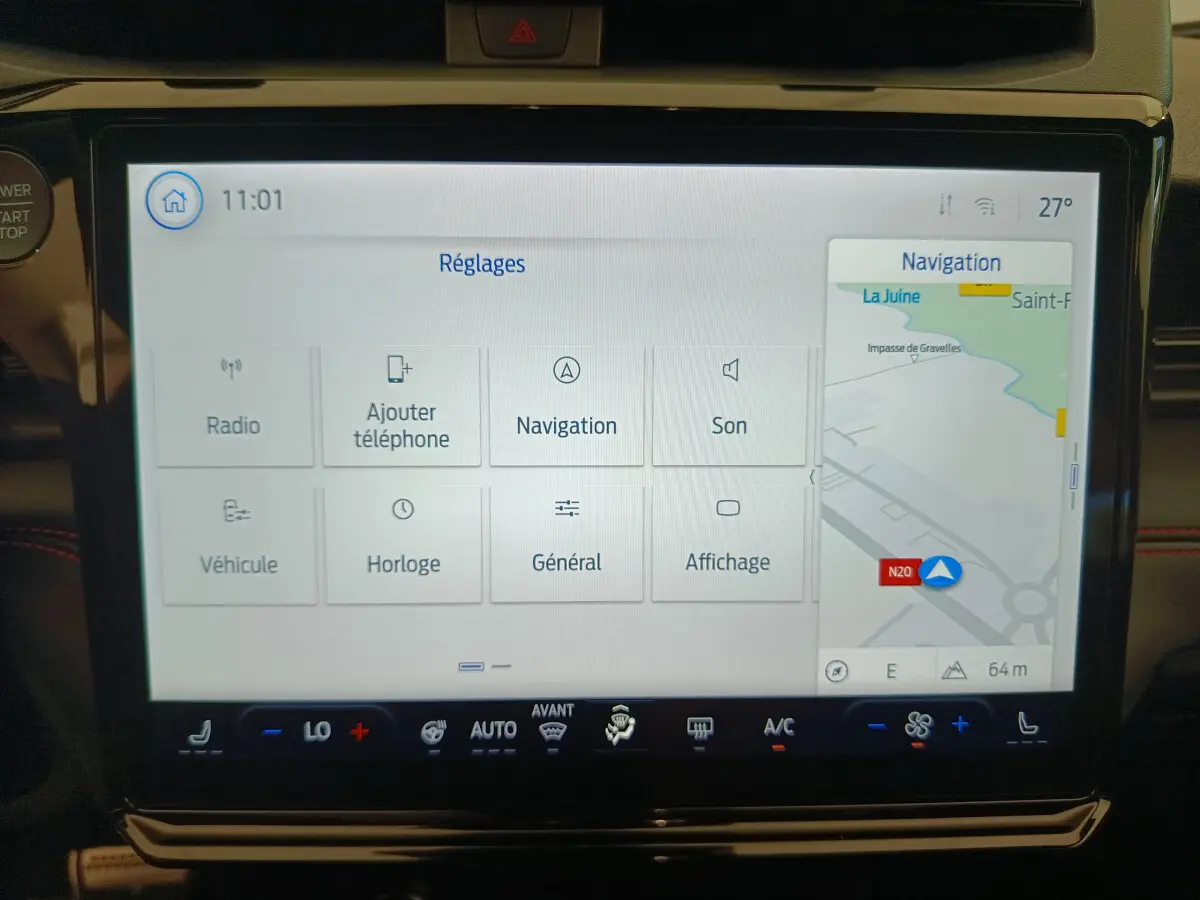 Écran tactile central du Ford Puma 2025 affichant le menu Réglages et la navigation GPS en intérieur noir.