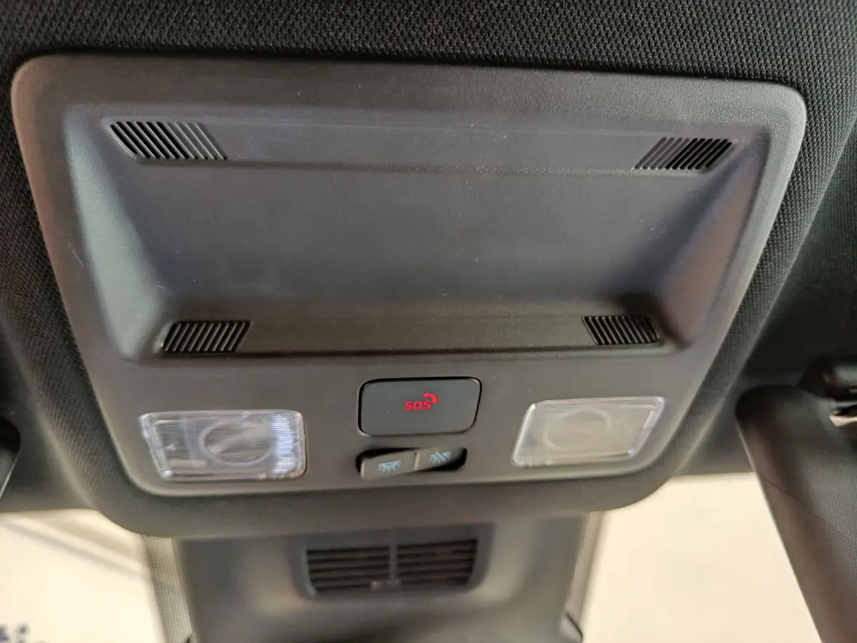 Plafonnier intérieur avec bouton SOS et éclairages, Ford Puma 2025 bleu version hybride ST-LINE.