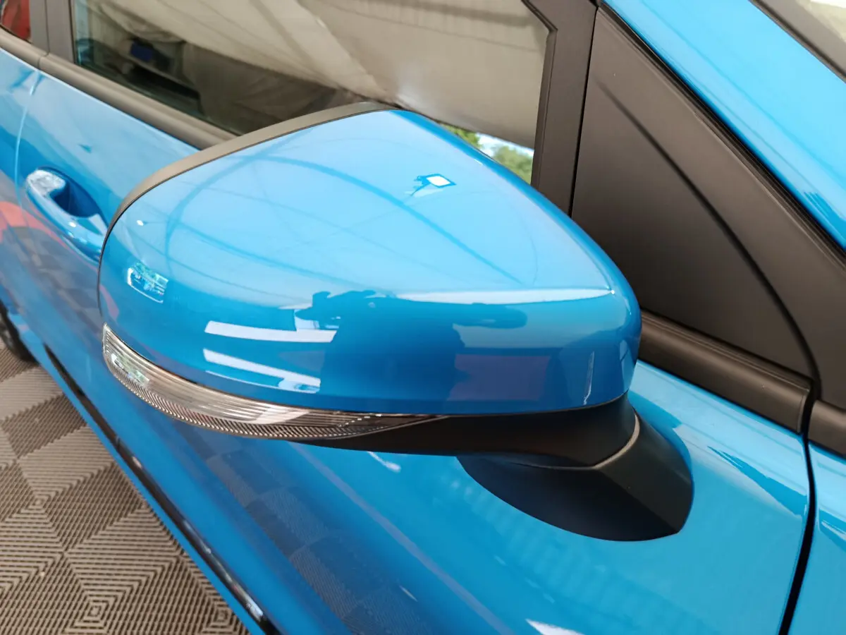 Rétroviseur côté gauche bleu vif du Ford Puma 2025 ST-LINE avec clignotant intégré, vue rapprochée.