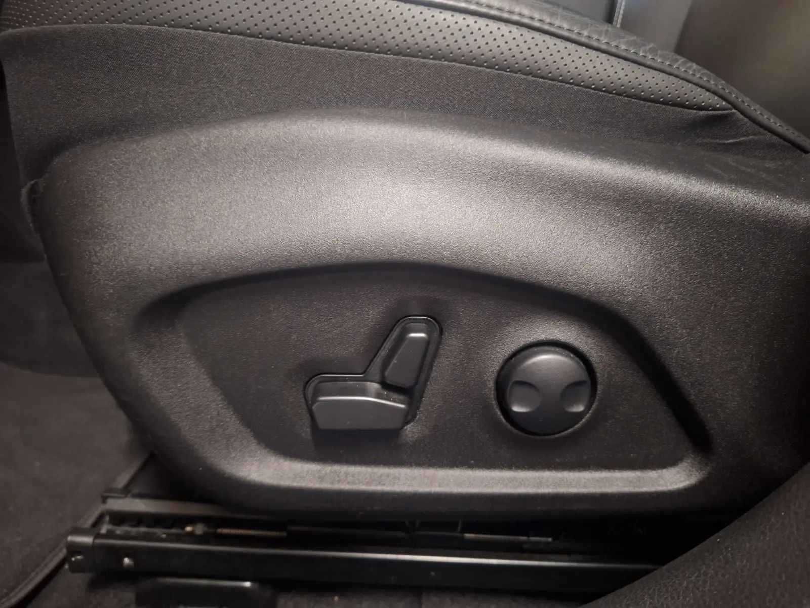 Commandes électriques de réglage du siège en cuir noir dans un Jeep Renegade 2024 hybride.