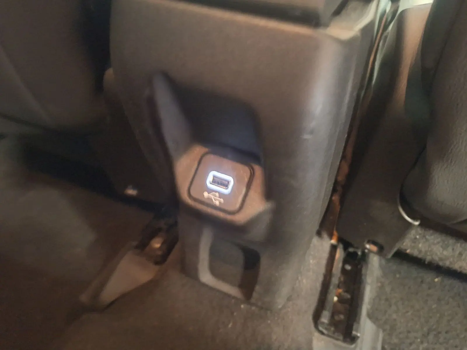 Prise USB arrière intégrée dans la console centrale noire du Jeep Renegade 2024, version hybride limitée.