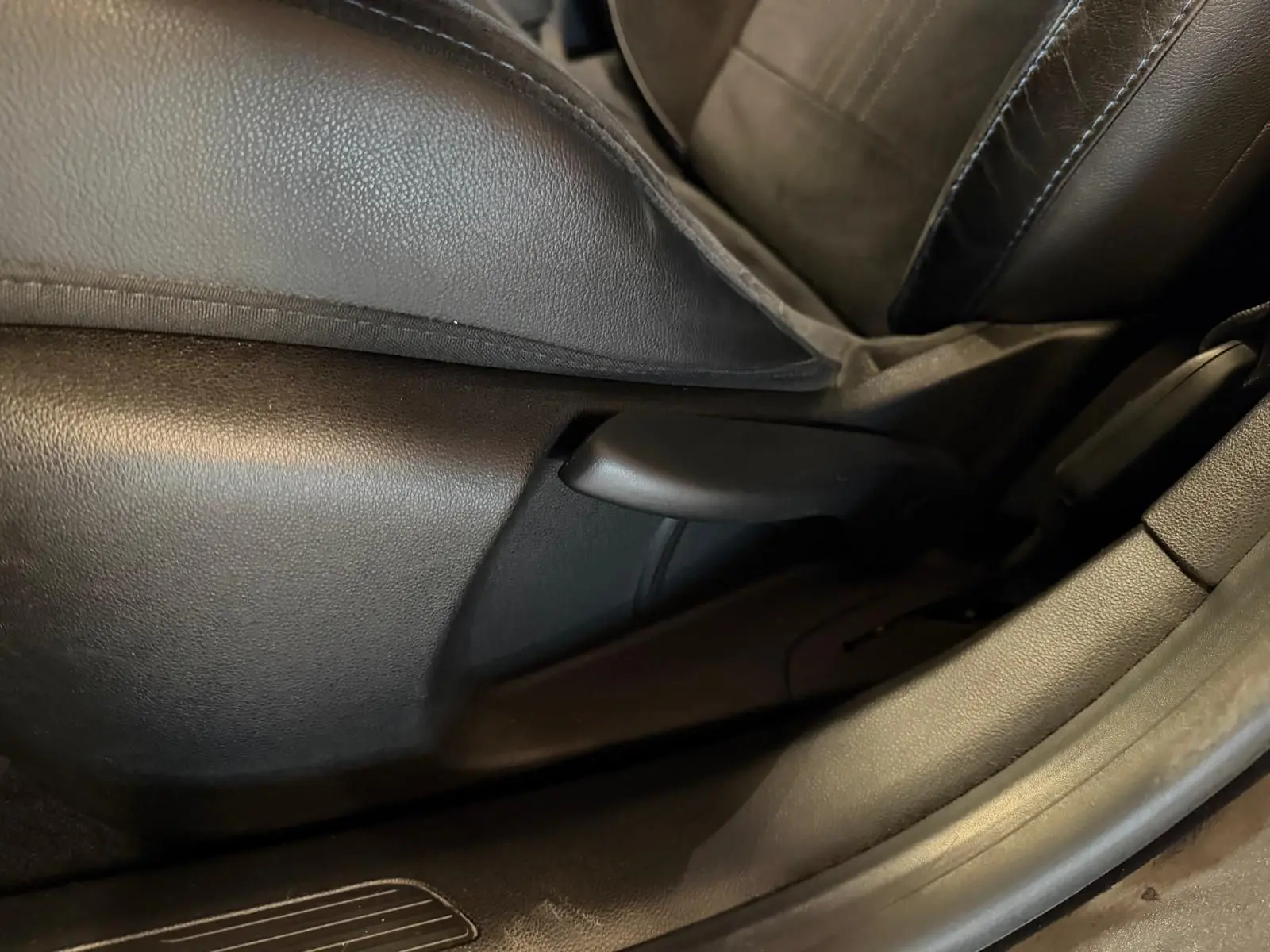 Détail de la manette de réglage du siège côté conducteur sur Renault Mégane Break GT 1.6 DCI 165 EDC 2017, intérieur noir.