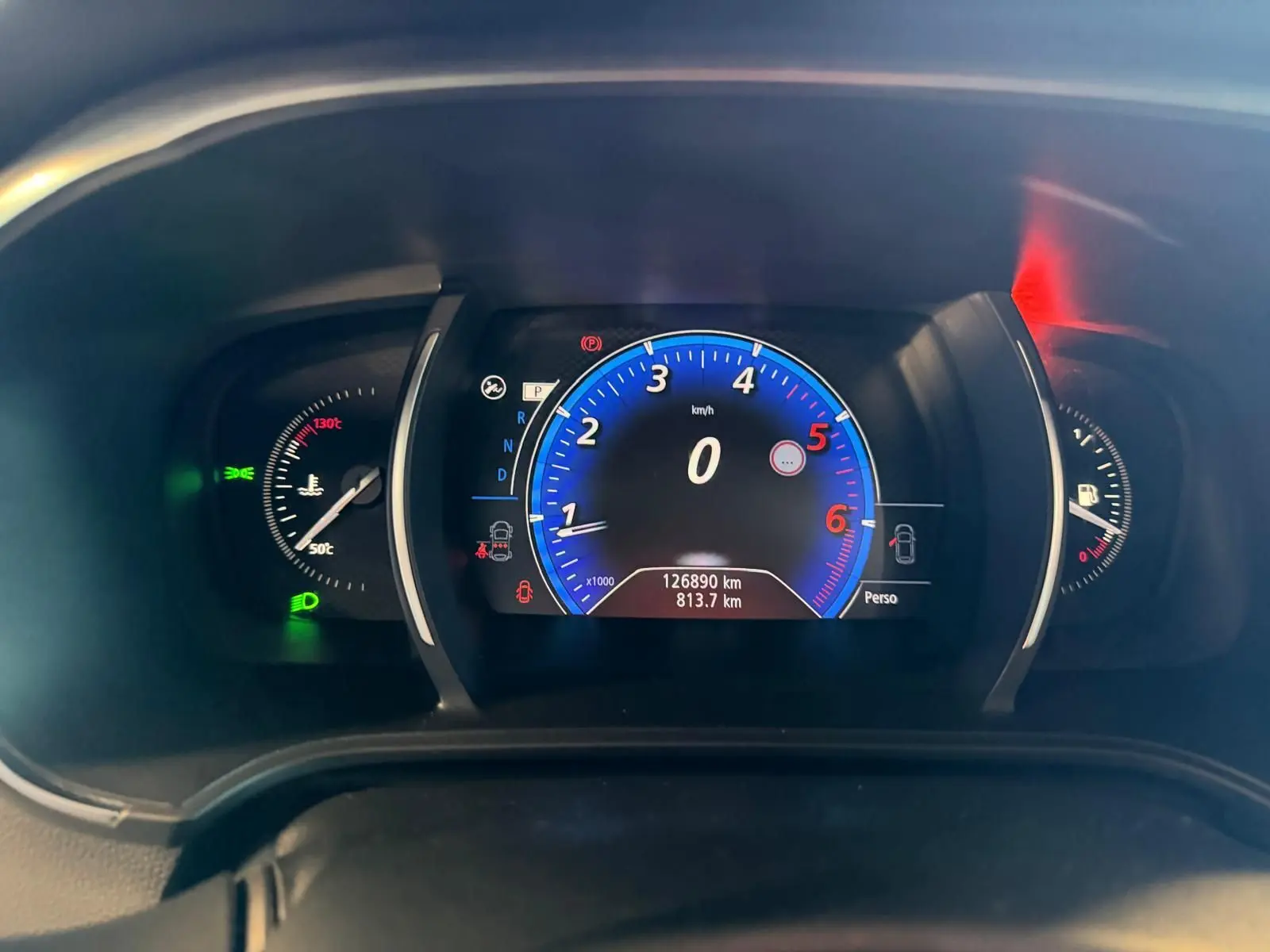 Vue rapprochée du tableau de bord numérique gris de la Renault Mégane Break GT 2017, affichant le compteur à zéro.