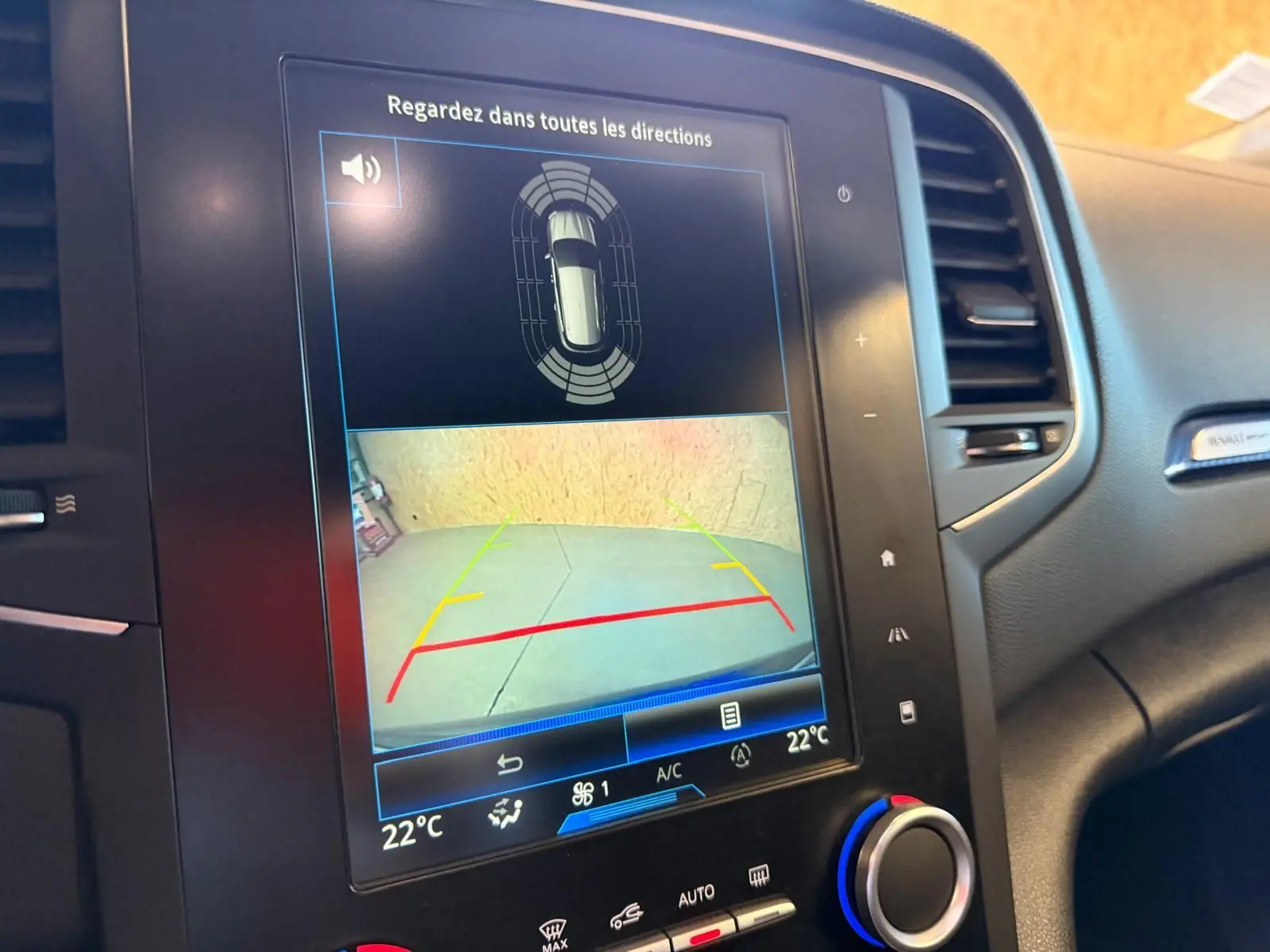 Écran central de la Renault Mégane Break GT 2017 montrant la caméra de recul avec guidage de trajectoire, intérieur noir.