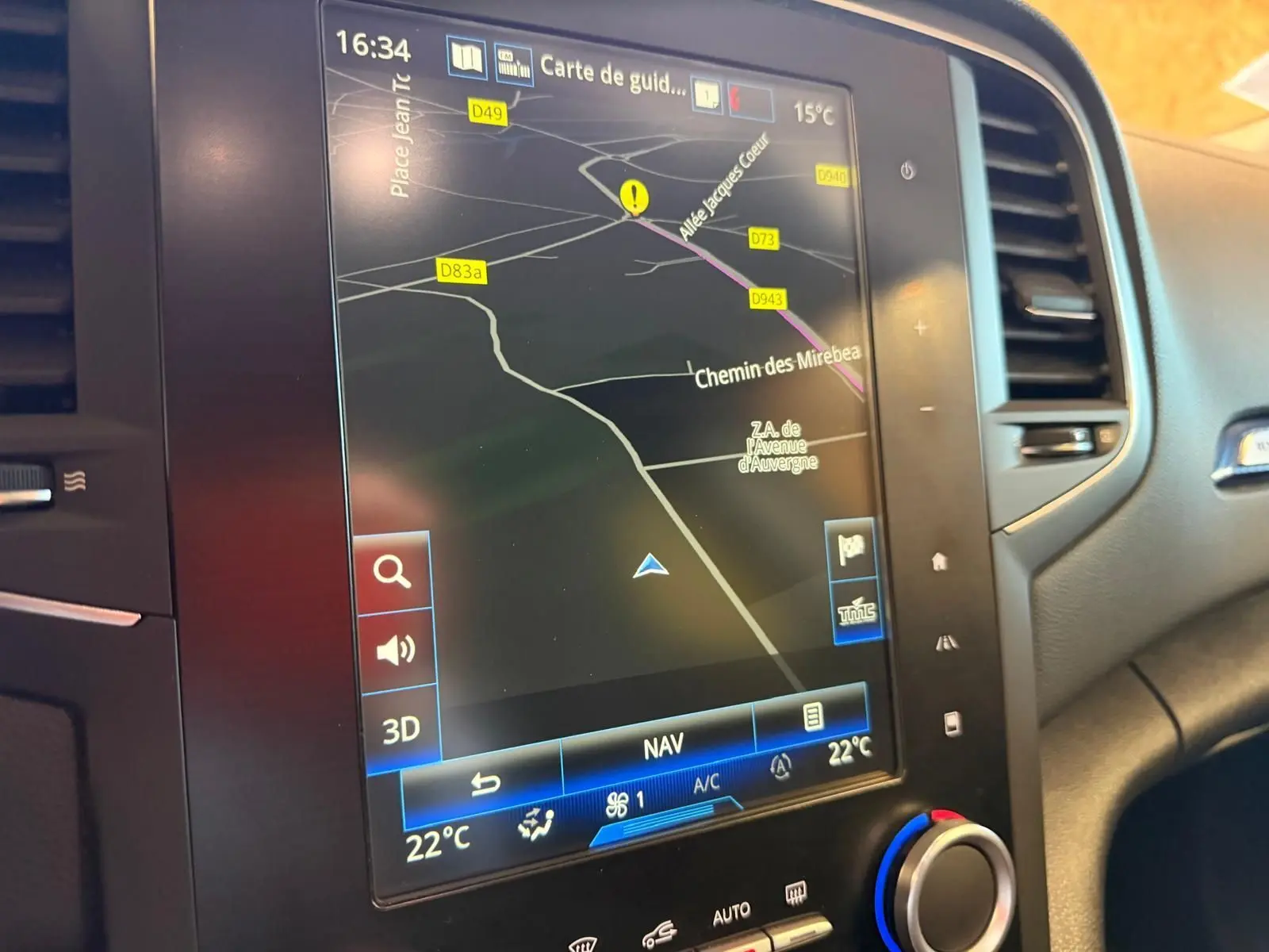 Écran tactile central du tableau de bord de la Renault Mégane Break GT 2017, affichant la navigation GPS.