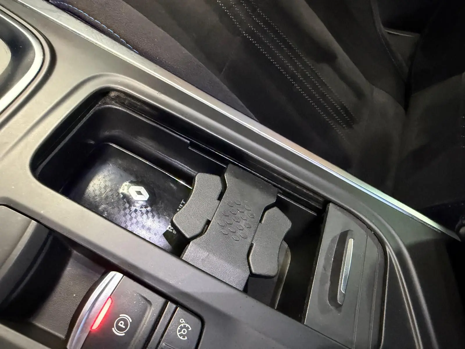 Gros plan sur la console centrale de la Renault Mégane Break GT gris, avec porte-gobelets et commandes électroniques.