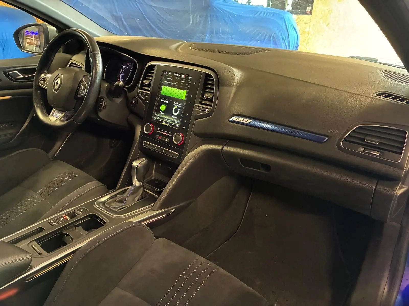 Intérieur noir de la Renault Mégane GT Line 2019, vue côté conducteur, tableau de bord avec écran tactile et volant cuir.