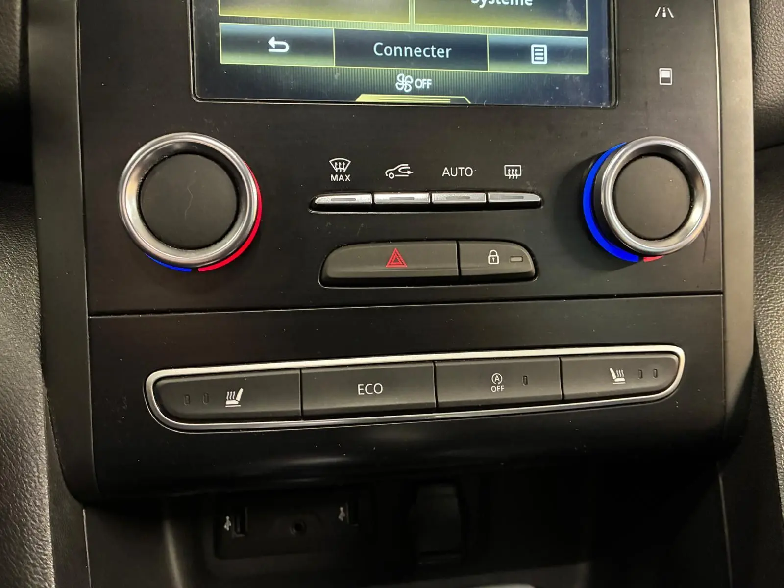 Détail de la console centrale de la Renault Mégane 1.7 BlueDCI 150 GT Line avec commandes climatisation et sièges chauffants.