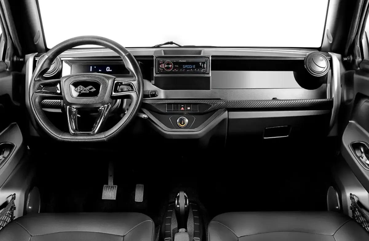 Vue frontale de l’habitacle noir du Ligier Myli 0.5 REVO D+ MAX 2026 avec volant multifonction et autoradio Pioneer.