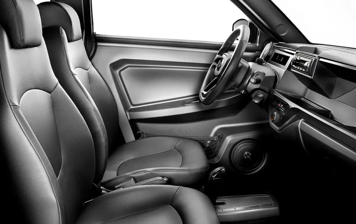 Vue intérieure côté conducteur de la LIGIER Myli 0.5 REVO D+ 2026, sièges noirs et tableau de bord moderne.