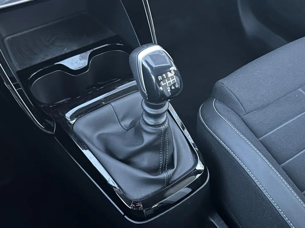 Gros plan sur le levier de vitesses manuel noir et la console centrale d’une Citroën C3 2025, intérieur sobre.