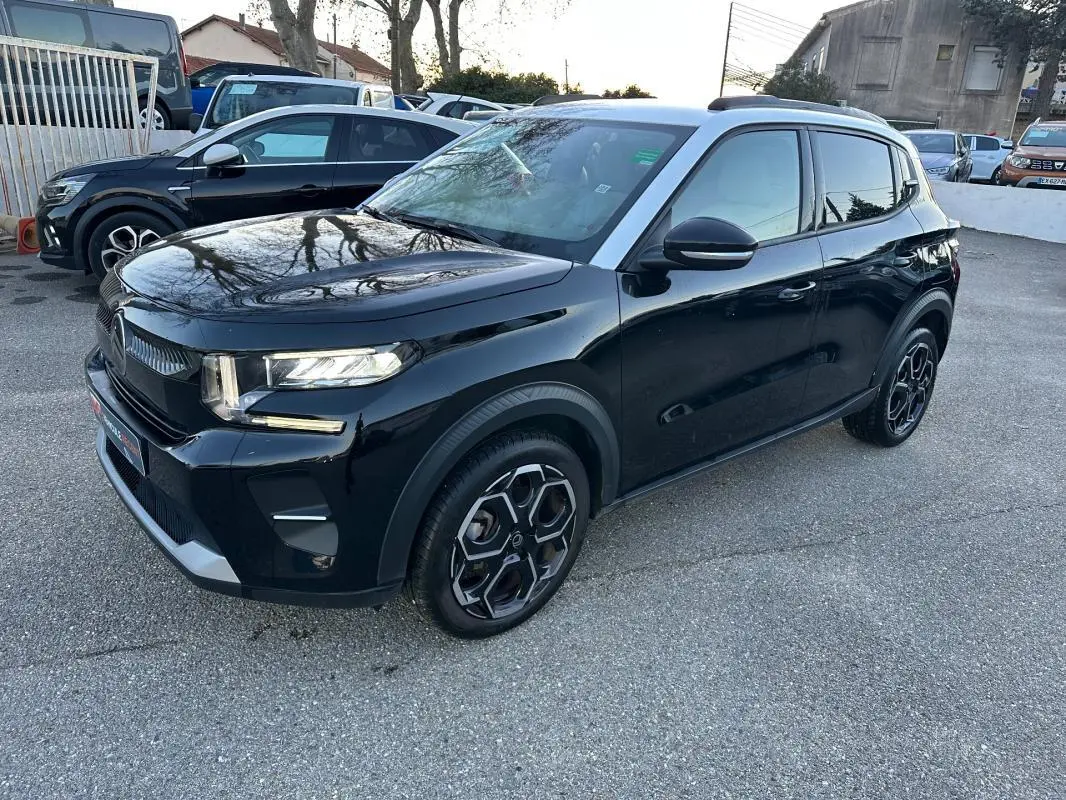 Citroën C3 noir vue 3/4 avant droit, jantes alliage 17 pouces et barres de toit visibles en extérieur.