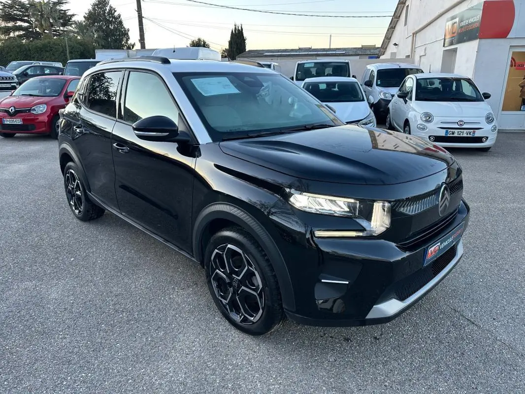 Citroën C3 Turbo 100 ch noir vue 3/4 avant droit avec jantes alliage et barres de toit visibles.
