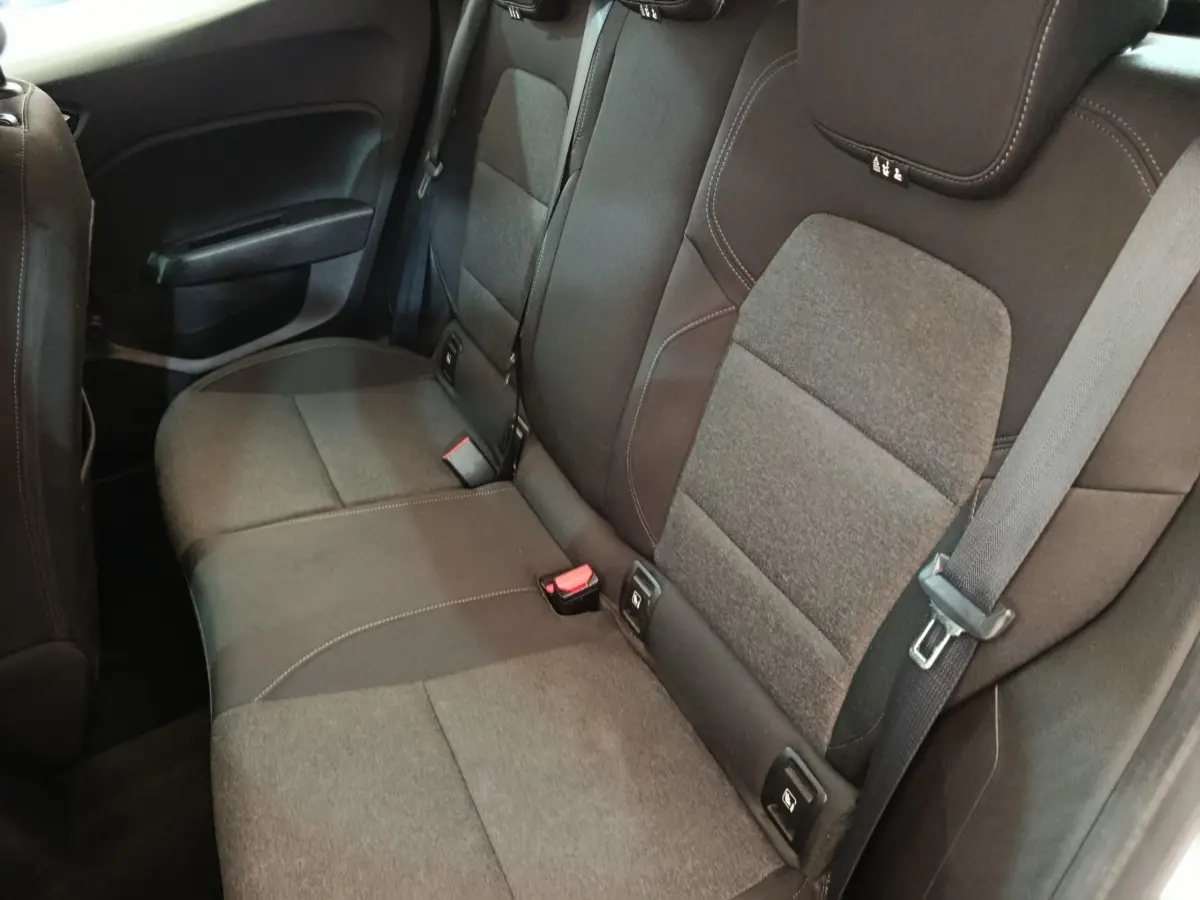 Vue intérieure sur la banquette arrière grise de la Renault Clio Business Blue dCi 100 avec ceintures et fixations Isofix visibles.