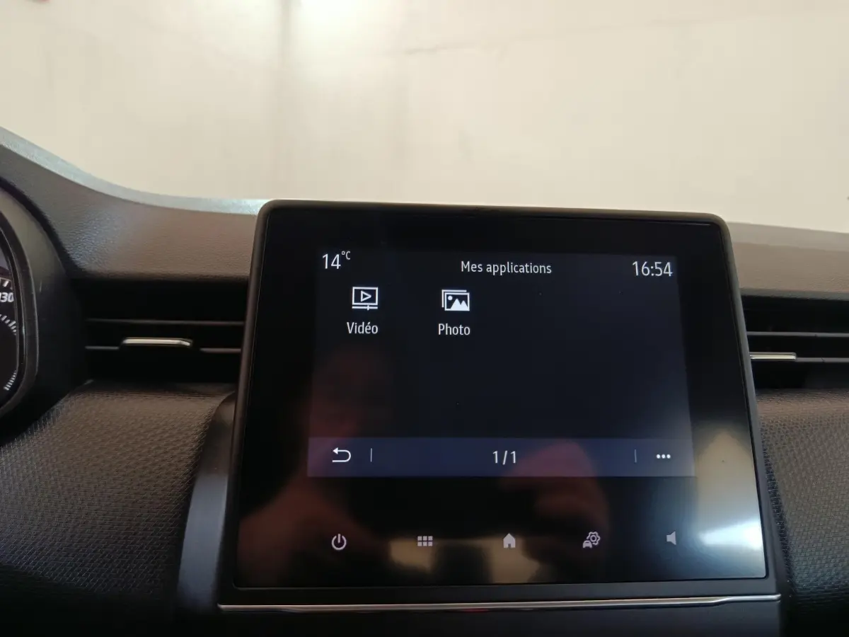 Écran tactile central de la Renault Clio Business Blue dCi 100 2022, affichant les applications vidéo et photo.