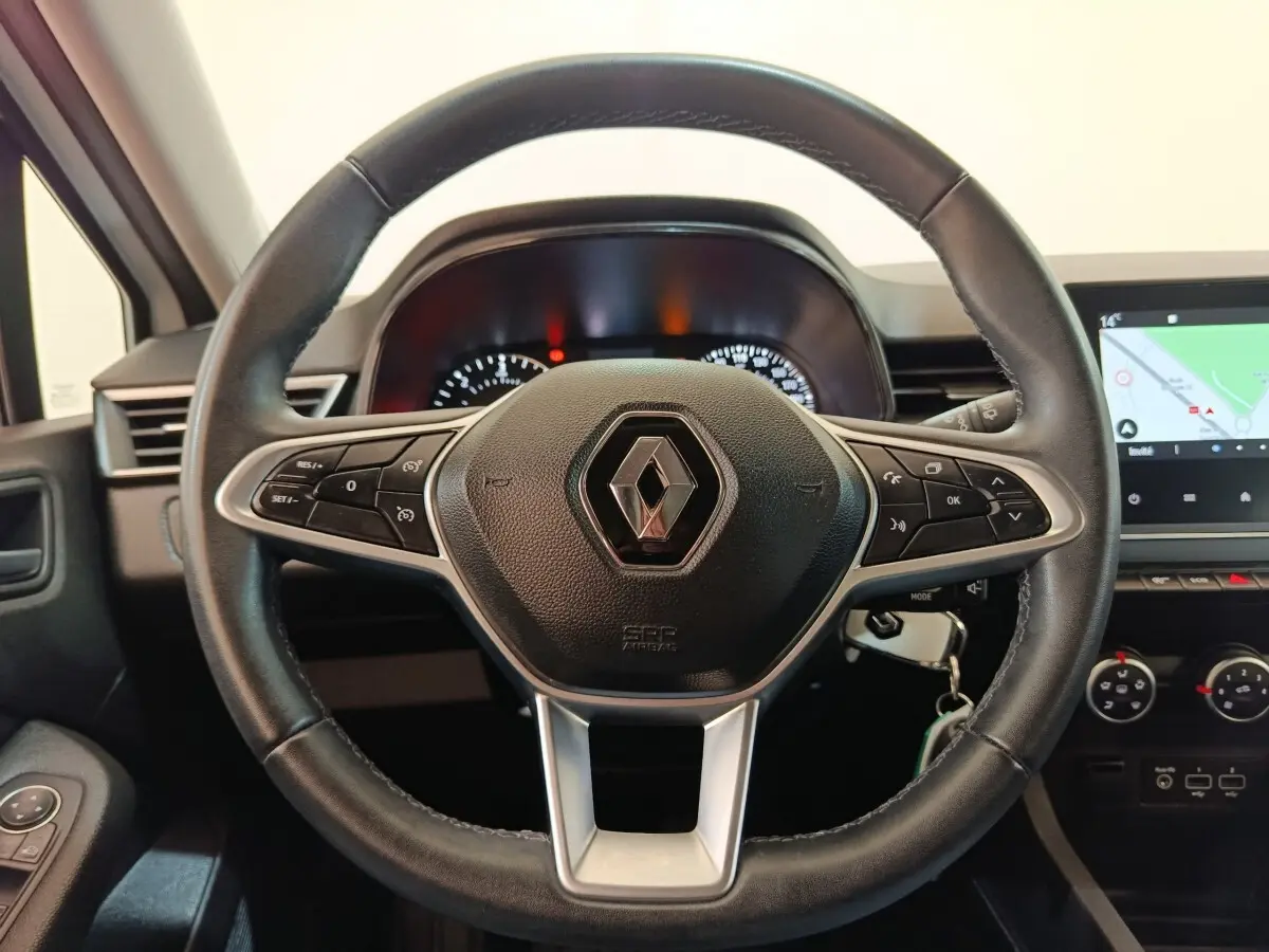 Vue rapprochée du volant cuir noir multifonctions de la Renault Clio Business Blue dCi 100 avec tableau de bord et écran tactile.
