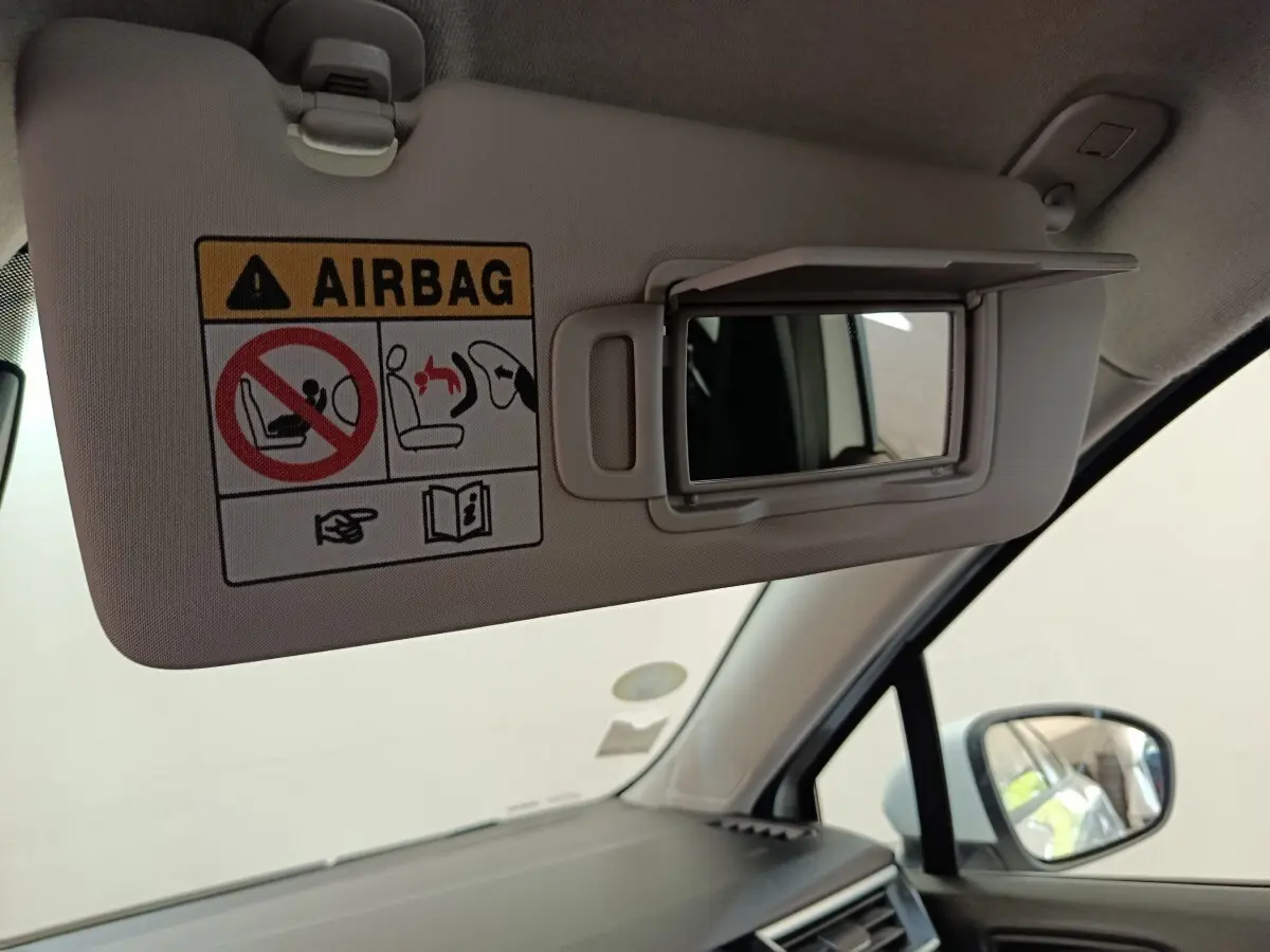 Détail intérieur du pare-soleil côté conducteur de la Renault Clio Business Blue dCi 100 blanc avec miroir de courtoisie ouvert.