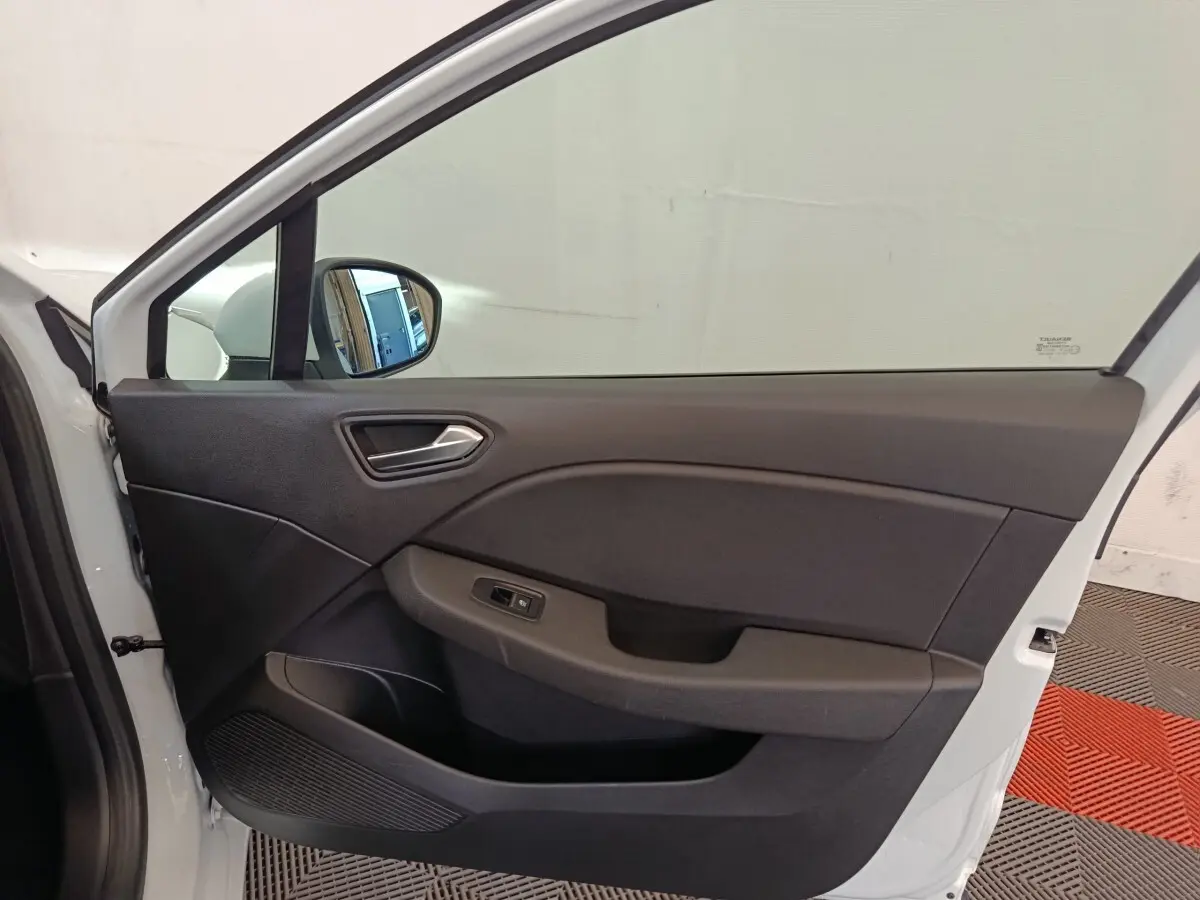 Vue intérieure de la porte avant gauche blanche d'une Renault Clio Business Blue dCi 100 avec panneau noir et commande de vitre.