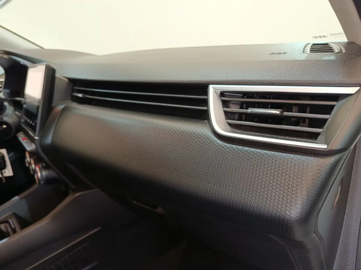 Vue intérieure du tableau de bord noir texturé côté passager de la Renault Clio Business Blue dCi 100 de 2022.