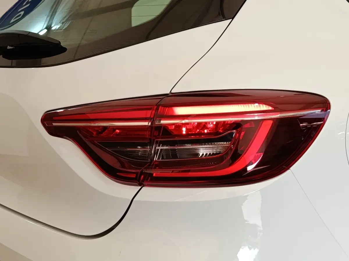 Gros plan sur le feu arrière droit rouge d’une Renault Clio Business Blue dCi 100 blanche de 2022.