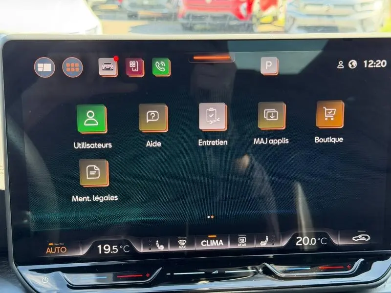 Écran tactile central du tableau de bord du CUPRA Formentor 1.5 eTSI Hybrid 2025 affichant les menus Utilisateurs, Aide et Entretien.